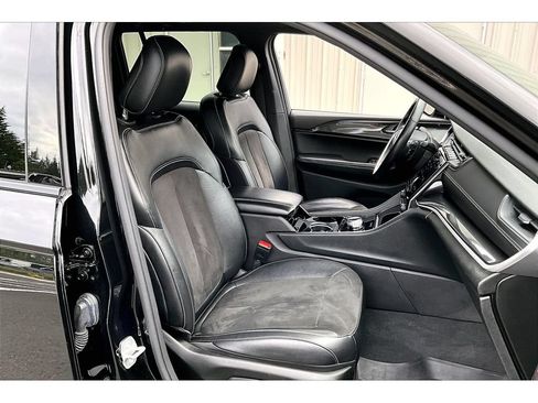 Used 2022 Jeep Grand Cherokee Altitude AWD/4WD image 7