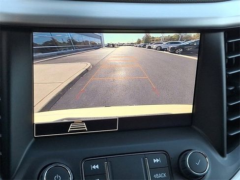 Used 2023 GMC Acadia SLE image 19