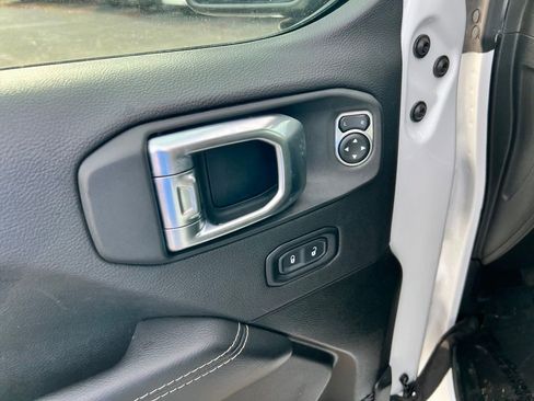 Used 2023 Jeep Gladiator Overland image 11