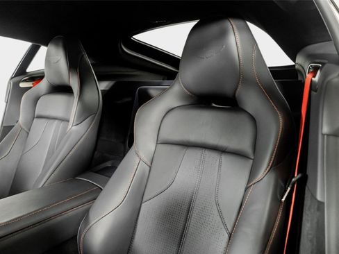 Used 2025 Aston Martin V8 Vantage Coupe RWD image 3