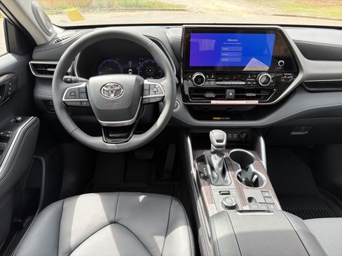 Used 2026 Toyota Highlander Limited image 23