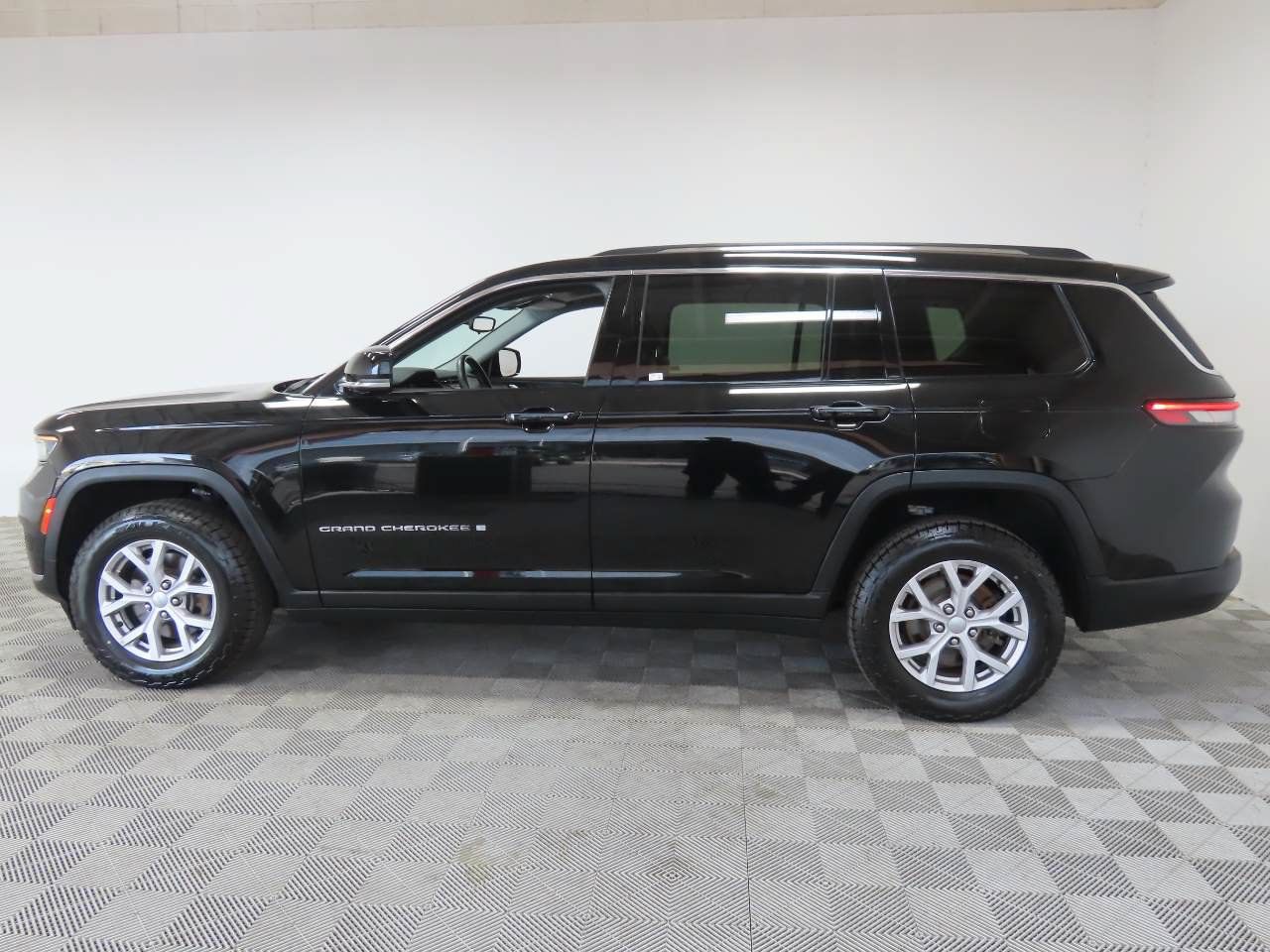 Used 2022 Jeep Grand Cherokee L Limited RWD image 5