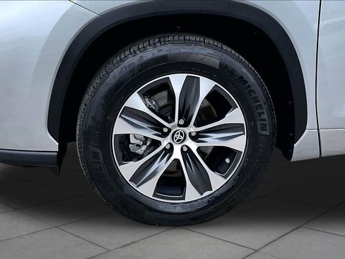 Used 2021 Toyota Highlander XLE FWD image 12
