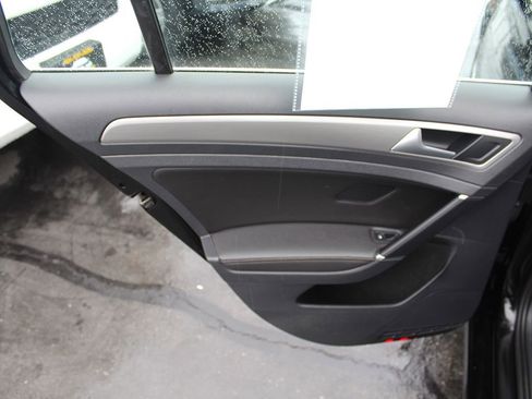 Used 2017 Volkswagen Golf SE image 24