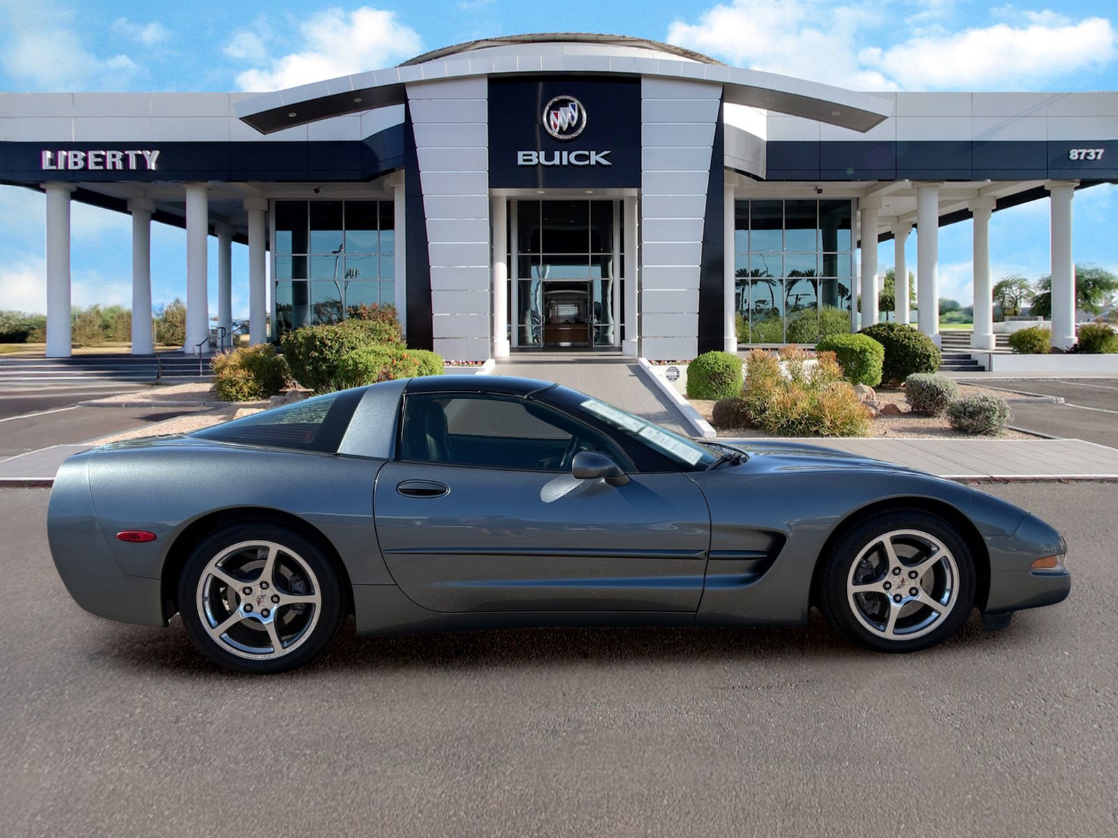 Used 2004 Chevrolet Corvette Coupe w/ Roof Package RWD image 2