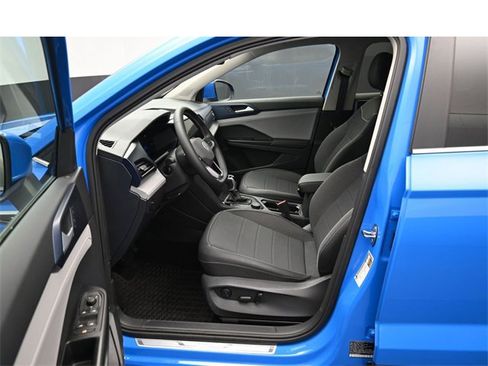 Used 2024 Volkswagen Taos SE image 9