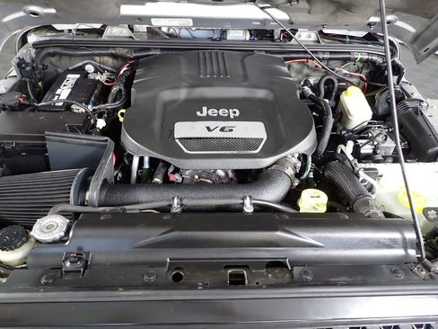 Used 2014 Jeep Wrangler Unlimited Rubicon w/ Connectivity Group image 12