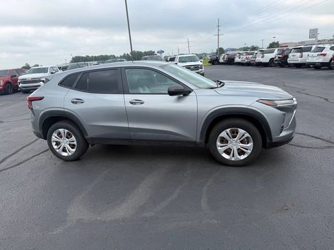 Used 2024 Chevrolet Trax LS w/ Driver Confidence Package FWD image 6