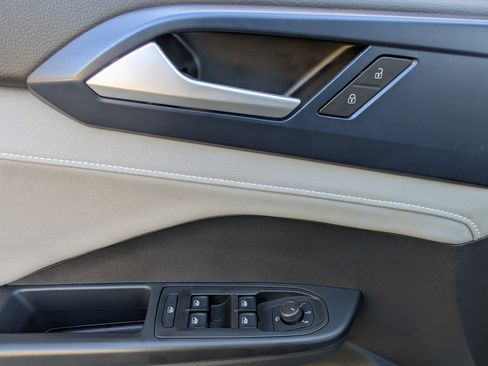 Used 2024 Volkswagen Taos SE w/ Panoramic Sunroof Package image 16