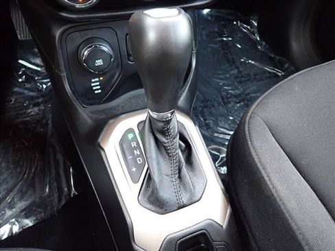 Used 2015 Jeep Renegade Latitude w/ Popular Equipment Group AWD/4WD image 19