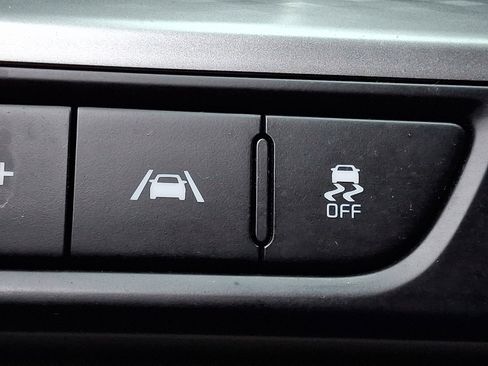 Used 2022 Kia Carnival LX image 24