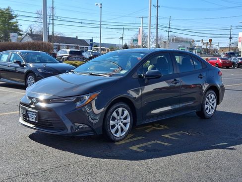 Used 2023 Toyota Corolla LE image 3