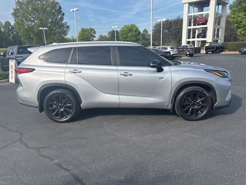 Used 2023 Toyota Highlander XLE image 8