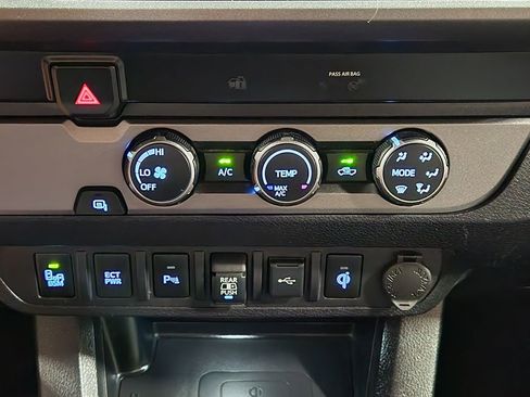 Used 2020 Toyota Tacoma TRD Sport w/ Technology Package image 38