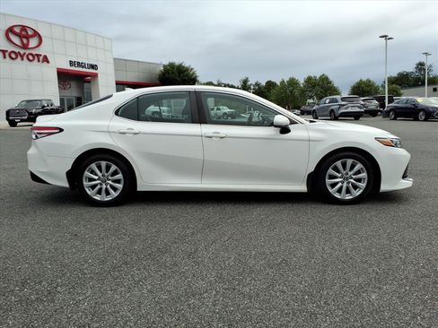 Used 2020 Toyota Camry LE FWD image 3