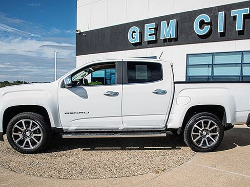 Used 2022 GMC Canyon Denali image 2