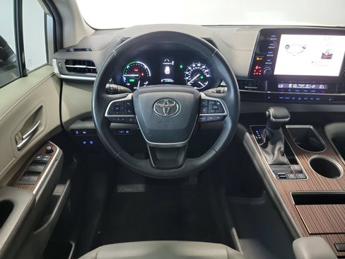 Used 2021 Toyota Sienna XLE FWD image 16
