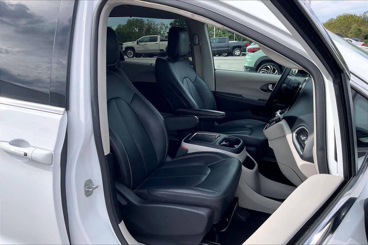 Used 2024 Chrysler Pacifica Touring-L FWD image 7