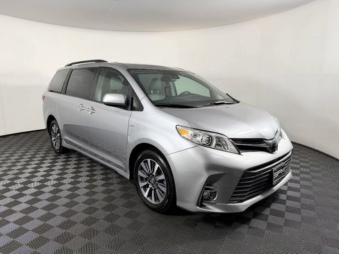 Used 2018 Toyota Sienna XLE w/ XLE Navigation Package AWD/4WD image 6
