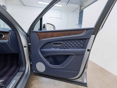 Used 2023 Bentley Bentayga AWD/4WD image 31