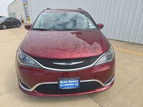 Used 2020 Chrysler Pacifica Touring-L image 3