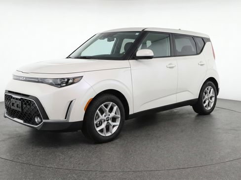 Used 2025 Kia Soul LX w/ LX Technology Package FWD image 3