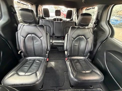 Used 2022 Chrysler Pacifica Touring-L w/ S Appearance Package FWD image 17
