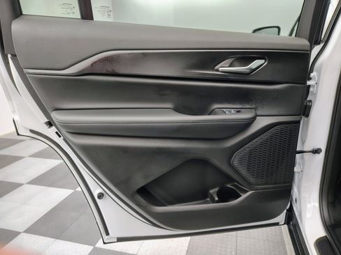 New 2025 Jeep Grand Cherokee L Altitude image 20