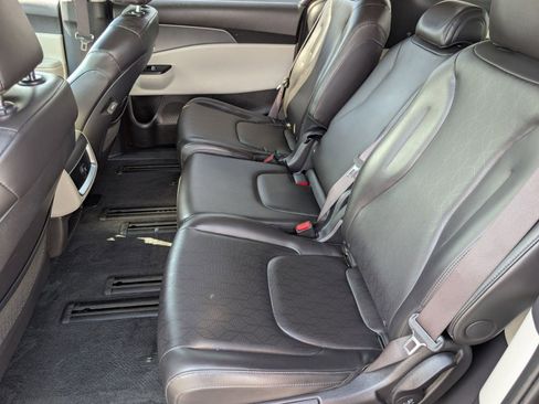 Used 2024 Kia Carnival LX image 15