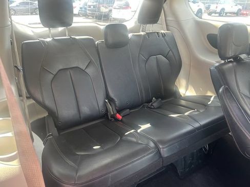 Used 2017 Chrysler Pacifica Touring-L FWD image 34