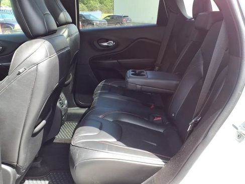 Used 2019 Jeep Cherokee Trailhawk w/ Comfort & Convenience Group AWD/4WD image 4