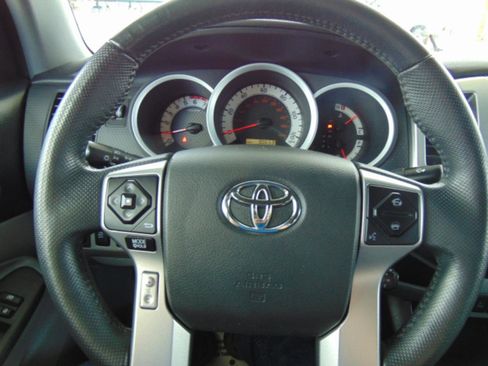 Used 2015 Toyota Tacoma 4x4 Double Cab w/ TRD Off-Road Package image 17