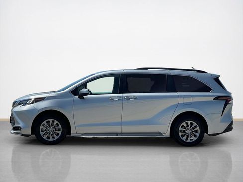 Used 2025 Toyota Sienna XLE FWD image 4