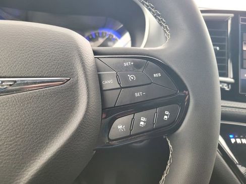 Used 2024 Chrysler Pacifica Touring image 27