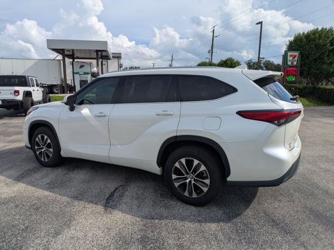 Used 2021 Toyota Highlander XLE FWD image 6
