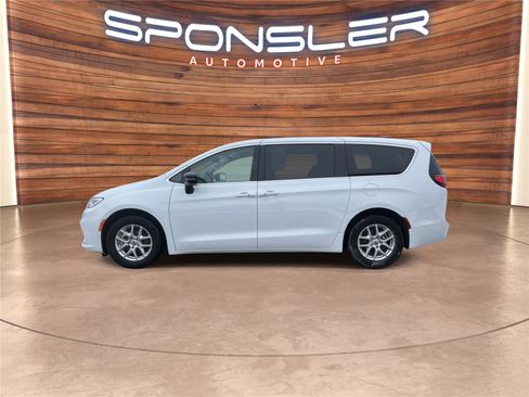 Used 2024 Chrysler Pacifica Touring-L image 2