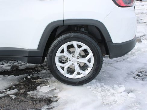 Used 2024 Jeep Compass Latitude AWD/4WD image 16