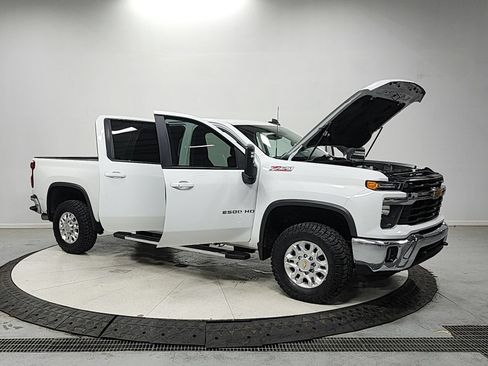 Used 2024 Chevrolet Silverado 2500 LT AWD/4WD image 9