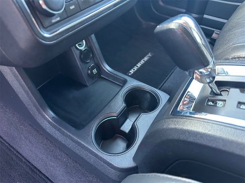 Used 2010 Dodge Journey R/T w/ Navigation & Sound Group I image 21