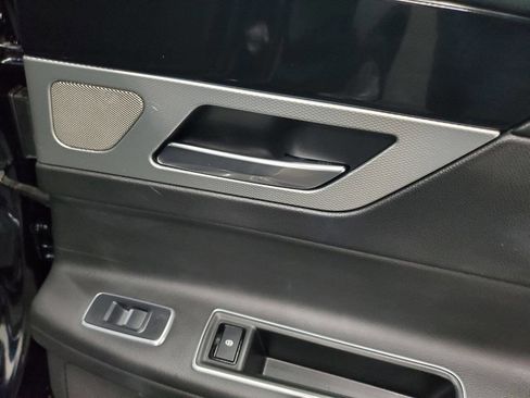 Used 2016 Jaguar XF Premium image 18