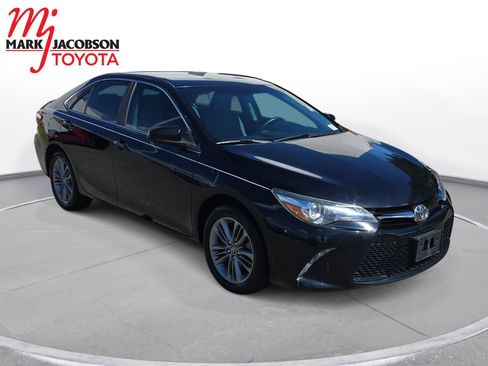 Used 2016 Toyota Camry SE image 3