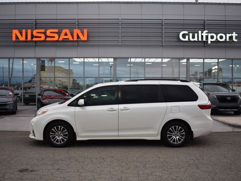 Used 2020 Toyota Sienna XLE image 3