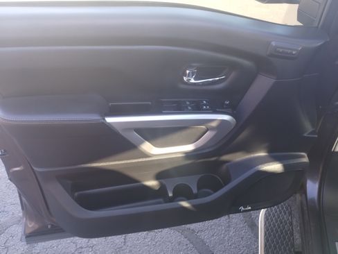 Used 2019 Nissan Titan SL w/ Chrome Package image 10