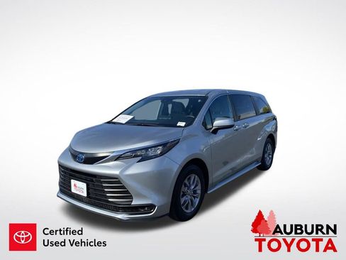 Certified 2025 Toyota Sienna LE FWD image 3