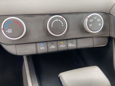 Used 2022 Hyundai Elantra SE image 21