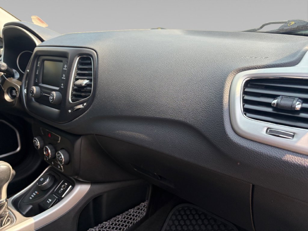 Used 2018 Jeep Compass Latitude w/ Cold Weather Group AWD/4WD image 18