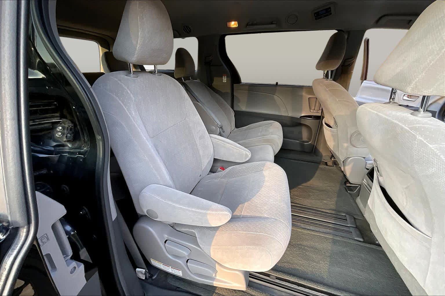 Used 2015 Toyota Sienna LE FWD image 20