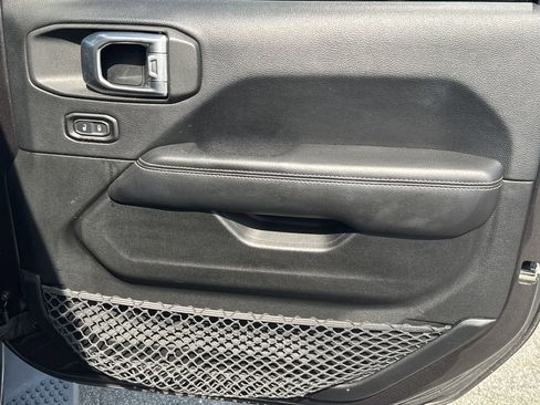 Used 2018 Jeep Wrangler Unlimited Sahara image 14