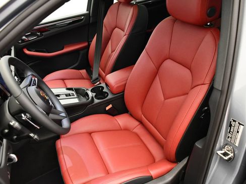 Certified 2026 Porsche Macan AWD/4WD image 40