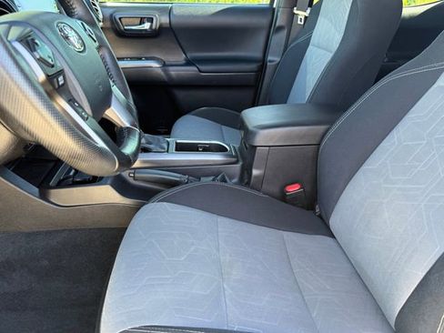 Used 2023 Toyota Tacoma TRD Off-Road w/ Technology Package AWD/4WD image 13